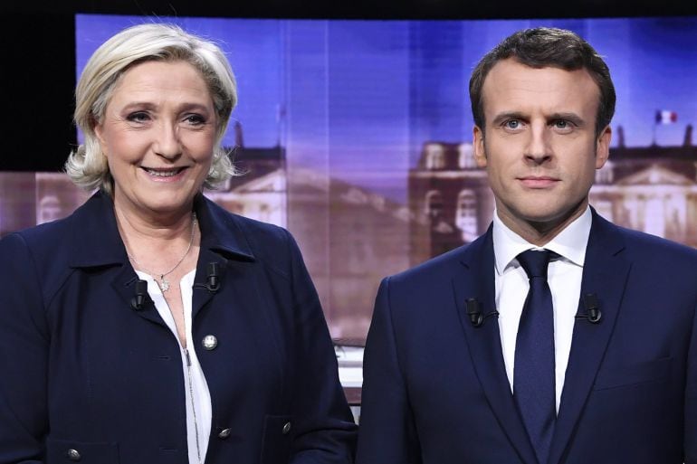 La candidata ultraderechista a la presidencia de Francia por el Frente Nacional, Marine Le Pen (i), y su rival, el socioliberal del movimiento En Marche !, Emmanuel Macron, posan previo al inicio del debate televisado 