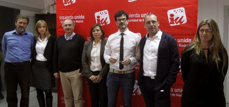 GRA260 MADRID 7/11/2014.- El coordinador madrileño de Izquierda Unidad (IU), Eddy Sánchez (3d), acompañado de los candidatos a la presidencia de la Comunidad de Madrid, Mauricio Valiente (i), Tania Sánchez (2i), y Julián Sánchez (3i); y a la Alcaldía de Madrid, Lali Vaquero (c), José Antonio Moreno (2d), y Raquel López (d), durante la presentación de candidatos a las primarias hoy en la sede de IU, en Madrid. EFE/Hugo Ortuño