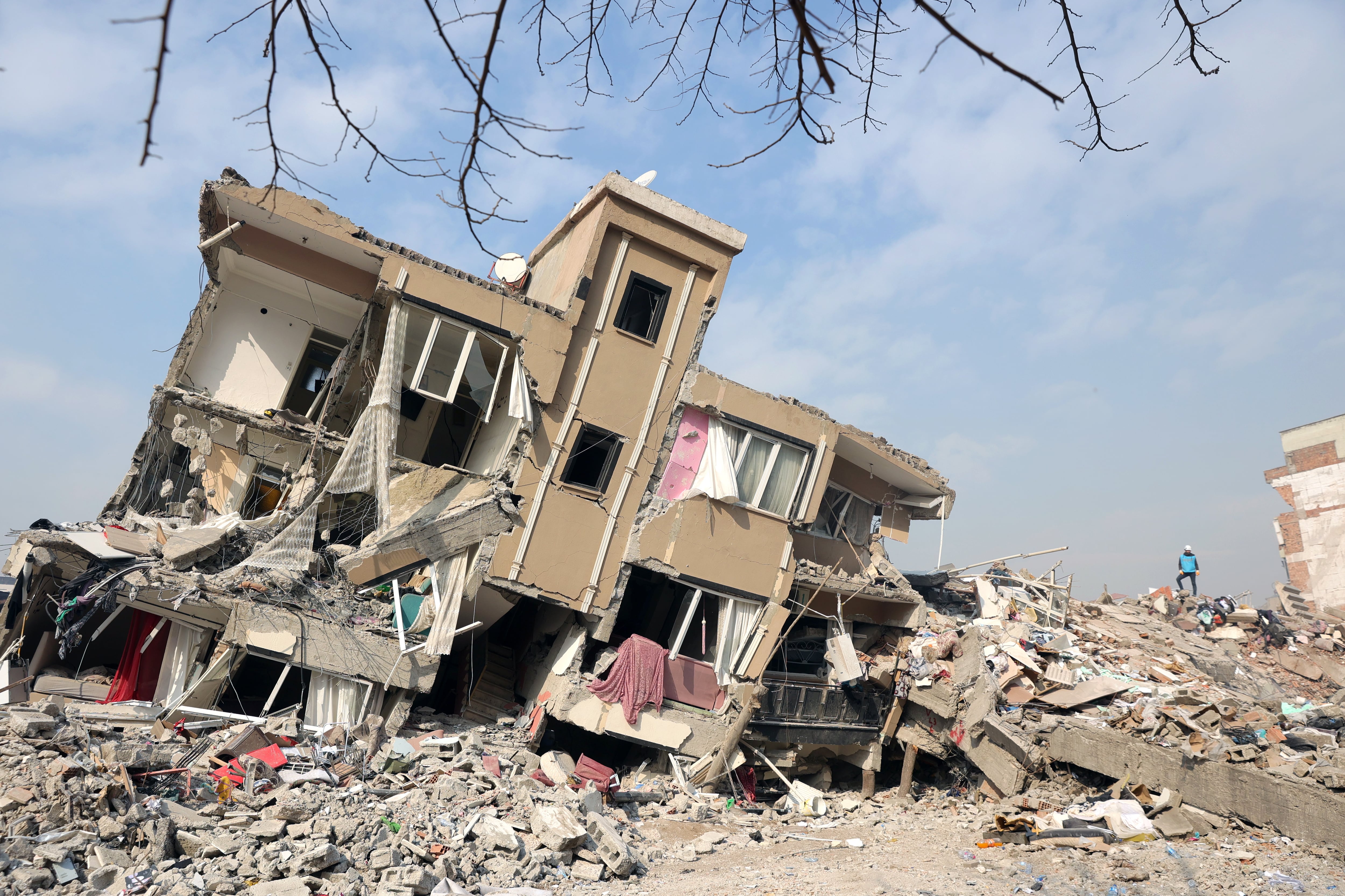 Kahramanmaras (Turkey), 10/02/2023.- A collapsed building following a powerful earthquake in the city of Kahramanmaras, Turkey, 10 February 2023. More than 21,000 people have died and thousands more are injured after two major earthquakes struck southern Turkey and northern Syria on 06 February. Authorities fear the death toll will keep climbing as rescuers look for survivors across the region. (Terremoto/sismo, Siria, Turquía, Estados Unidos) EFE/EPA/ABIR SULTAN
