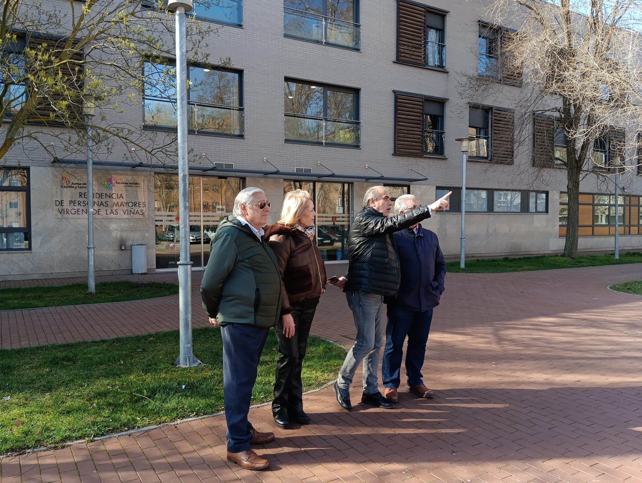 De izquierda a derecha, José Antonio Cuadrado Gómez, Amparo Simón Lázaro, Luis Briones Martínez e Ildefonso Sanz Velázquez, con la residencia Virgen de las Viñas al fondo