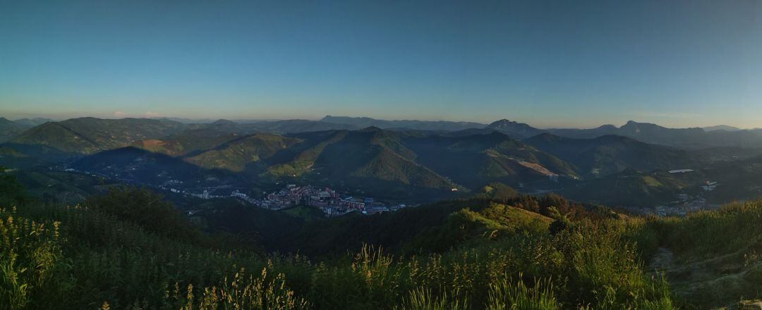 Vista desde Urko de las poblaciones de Eibar y Ermua