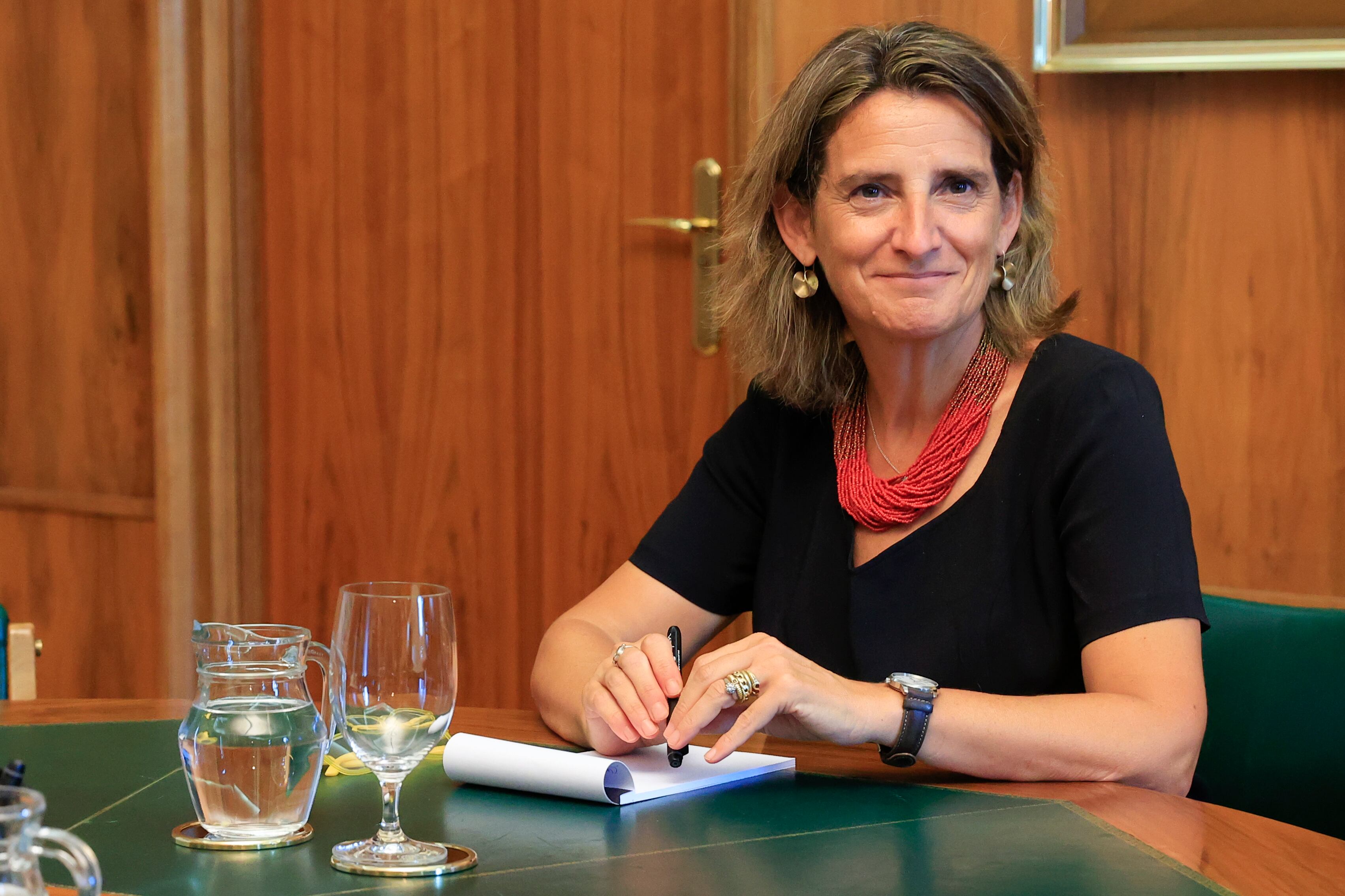 MADRID, 26/08/2022.- La ministra de transición ecológica Teresa Ribera (d) se reúne este viernes con el consejero delegado de Enagás, Arturo Gonzalo Aizpiri (no en la imagen) en la sede del Ministerio en Madrid. EFE/ Zipi
