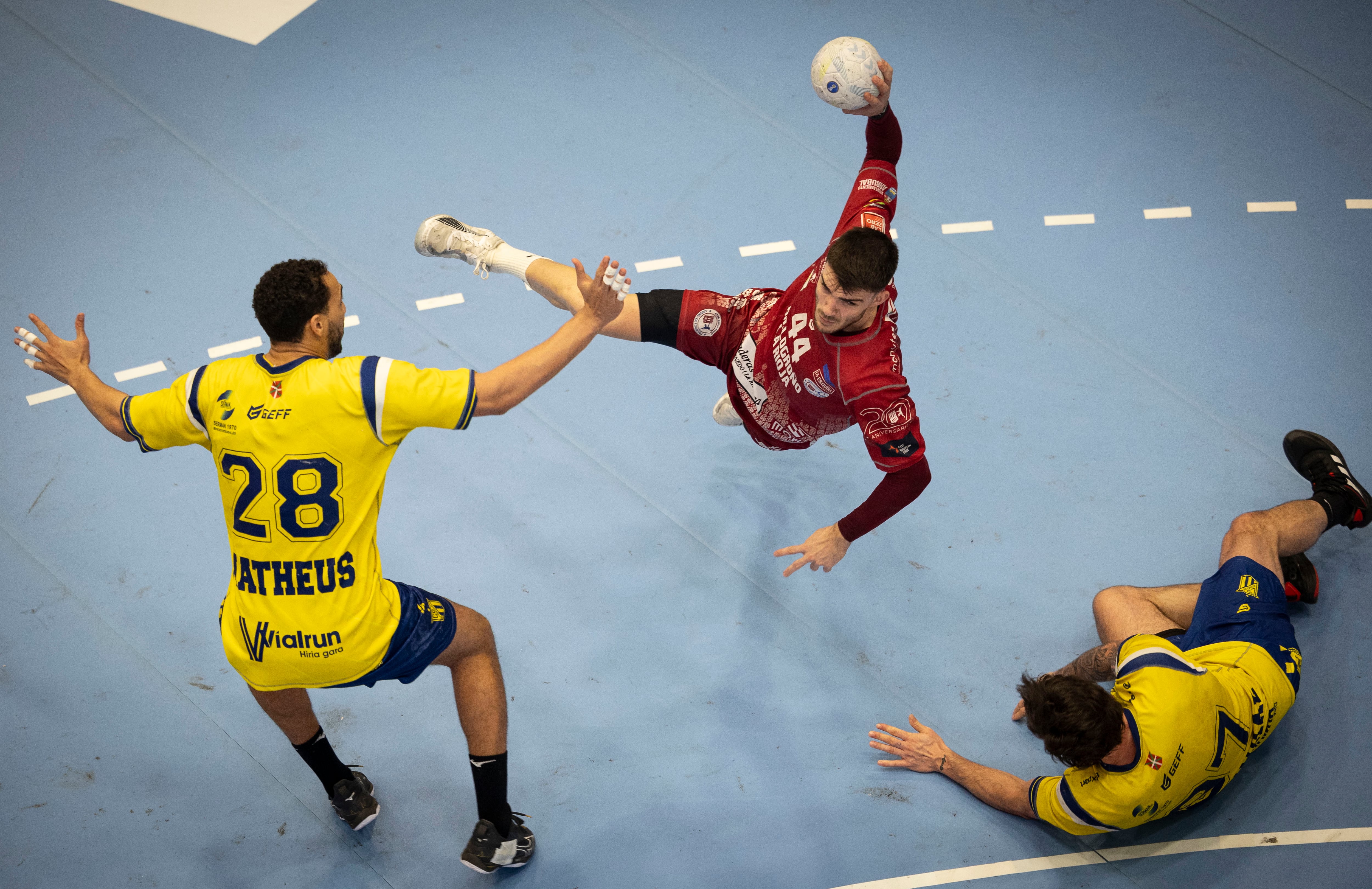 IRUN (GIPUZKOA), 16/12/2023.- El lateral del Balonmano Logroño La Rioja, Juan Palomino, durante la primera semifinal de la Copa de España ante el Bidasoa- Irun, dsisputado este sábado en el polideportivo Artaleku de la localidad guipuzcoana de Irun, en la que se ha impuesto el equipo riojano. EFE/Javier Etxezarreta
