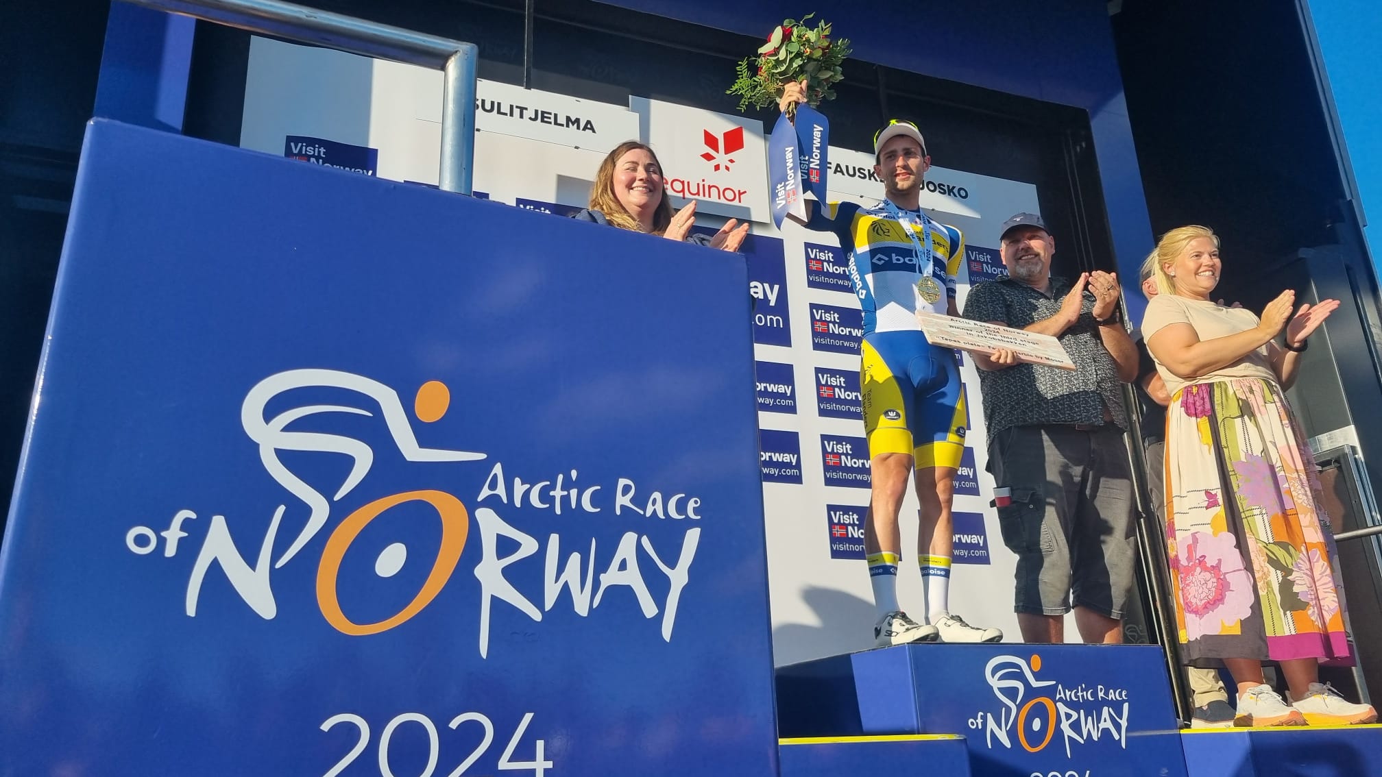 Kamiel Bonneu celebra su victoria en la tercera etapa de la Artic Race (Borja Cuadrado).