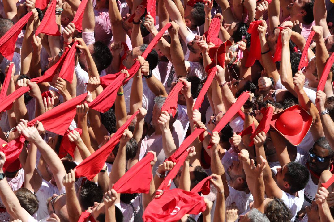 Miles de personas celebran el Chupinazo de los Sanfermines de 2019 en Pamplona