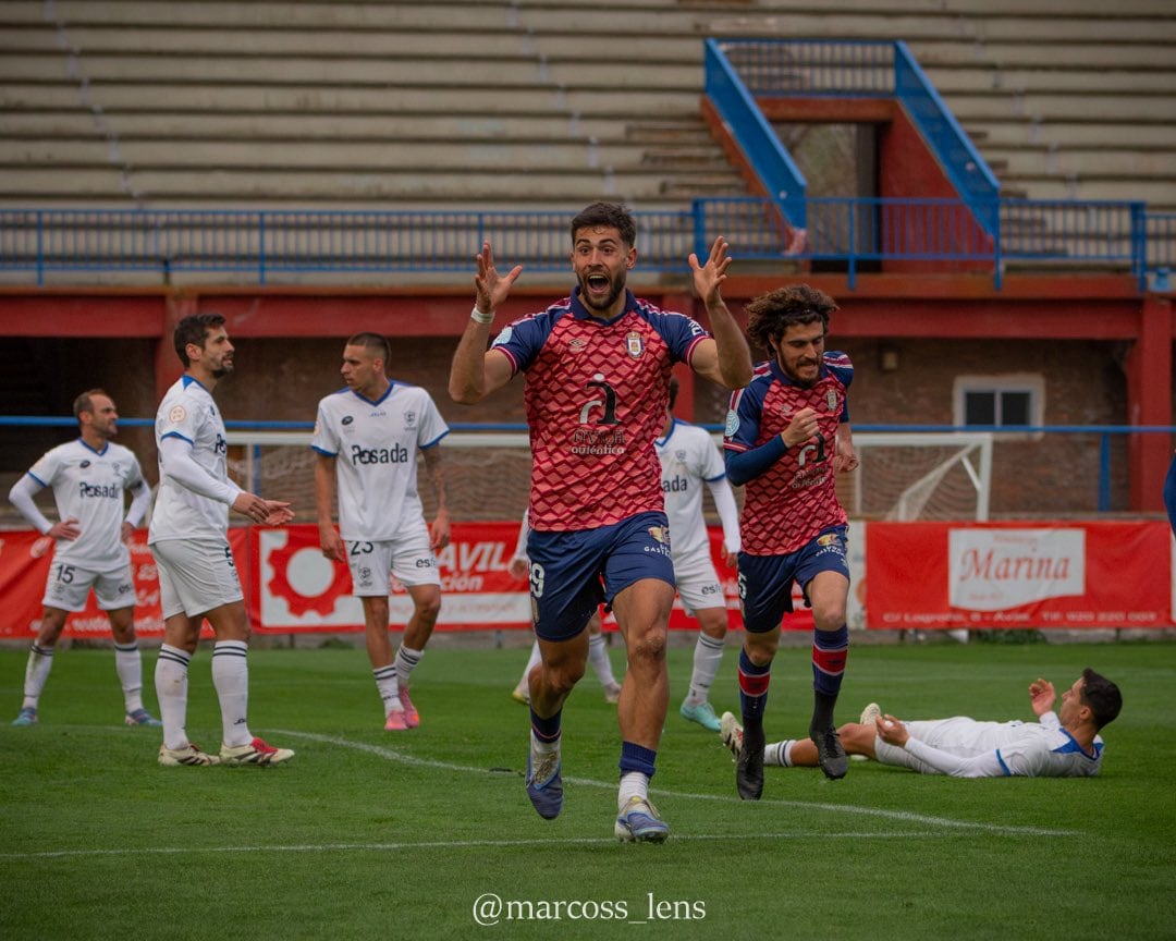 Gonzalo Serrano celebra el primer gol del partido