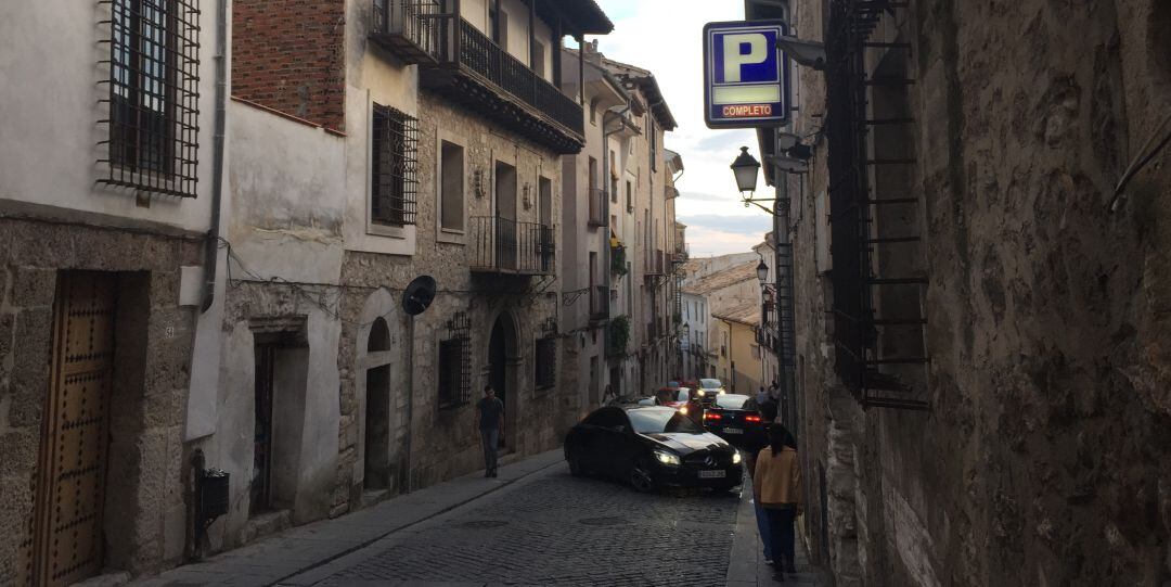 Los aparcamientos no pueden asumir el tráfico los fines de semana