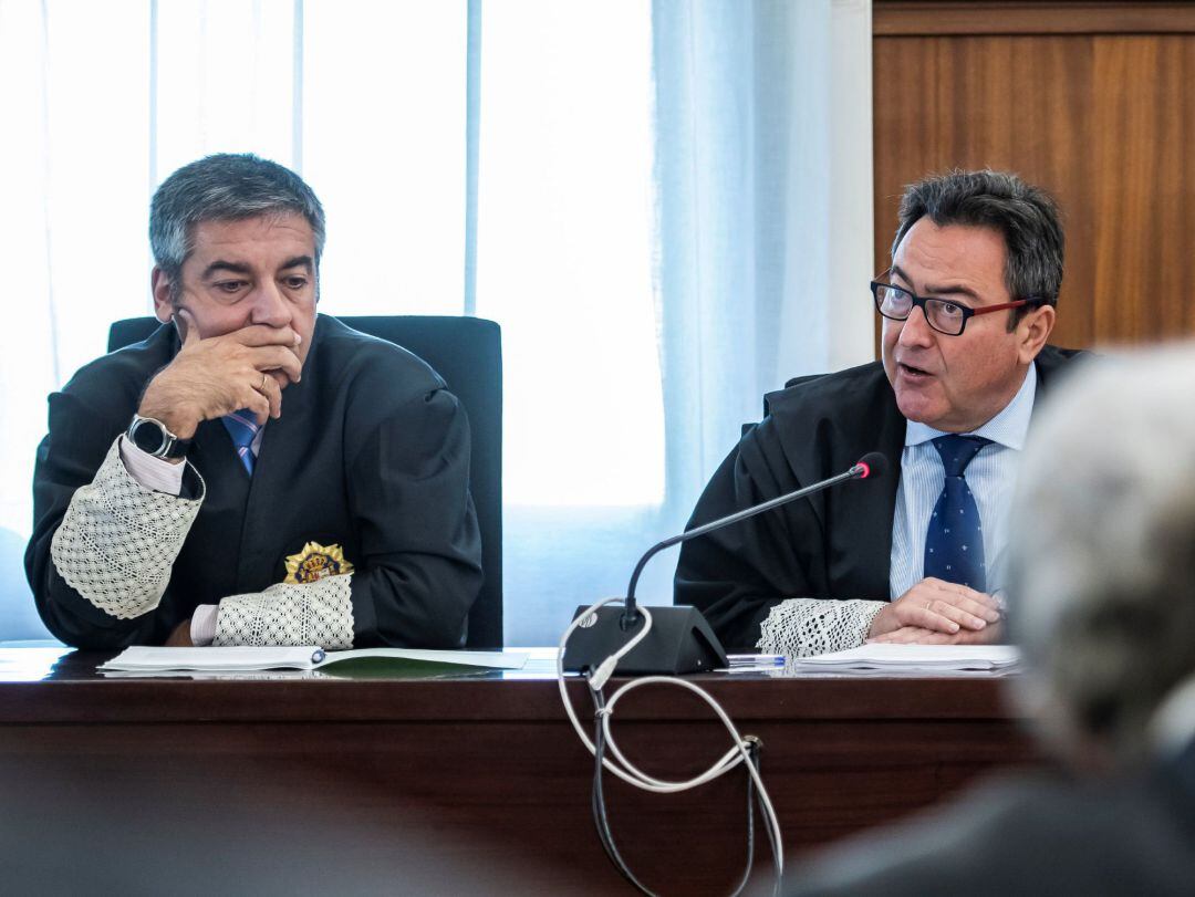 Los fiscales Anticorrupción Juan Enrique Egocheaga (i) y Manuel Fernández Guerra, continúan exponiendo hoy su informe final contra los 21 ex altos cargos de la Junta procesados en la pieza política del caso ERE en la Audiencia de Sevilla.