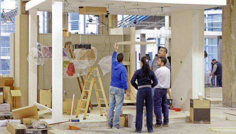 Varios operarios ultimando todos los trabajos para el comienzo de la feria