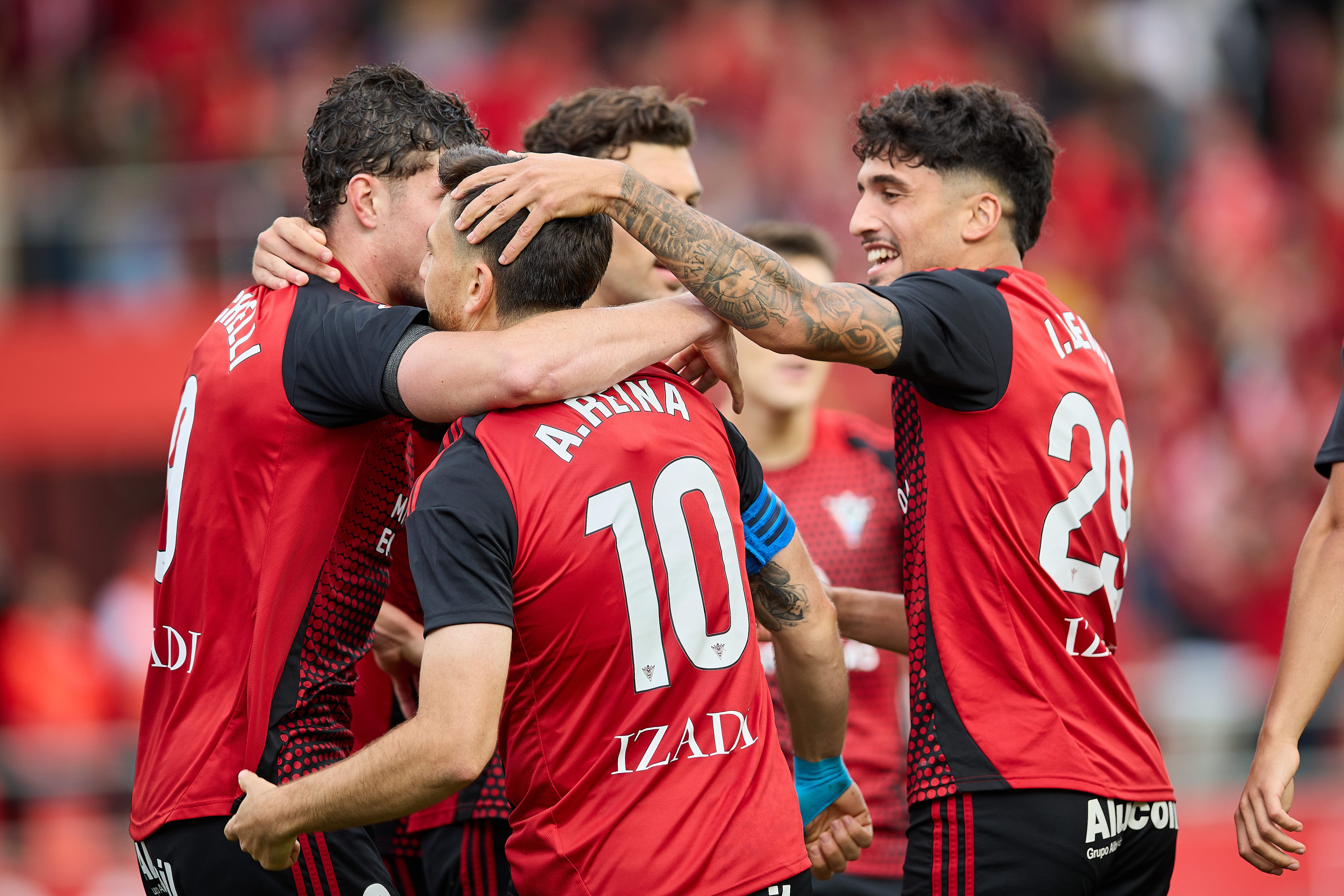 El CD Mirandés celebra el gol de Alberto Reina ante el Real Oviedo