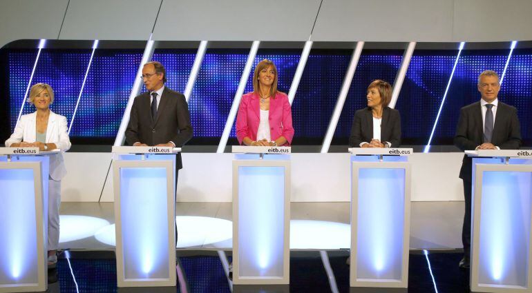 Los candidatos a lehendakari del PNV, Iñigo Urkullu; Podemos, Pili Zabala (i); PSE, Idoia Mendia (c); y PP, Alfonso Alonso (2-i), y la cabeza de lista de EH Bildu por Álava, Miren Larrion (2-d), momentos antes de dar comienzo el debate electoral organizad