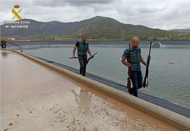 Los agentes recuperan una a una las armas del fondo del embalse de Monóvar