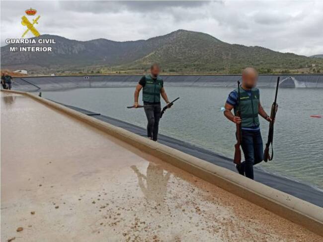 Los agentes recuperan una a una las armas del fondo del embalse de Monóvar