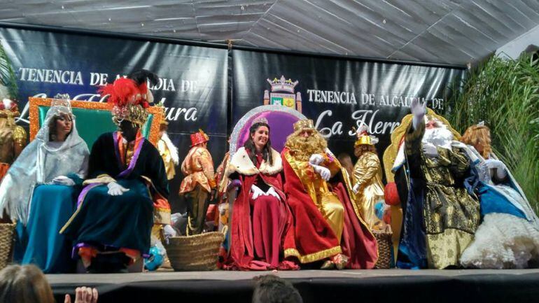 Imagen de los Reyes Magos con sus respectivas reinas en La Herradura