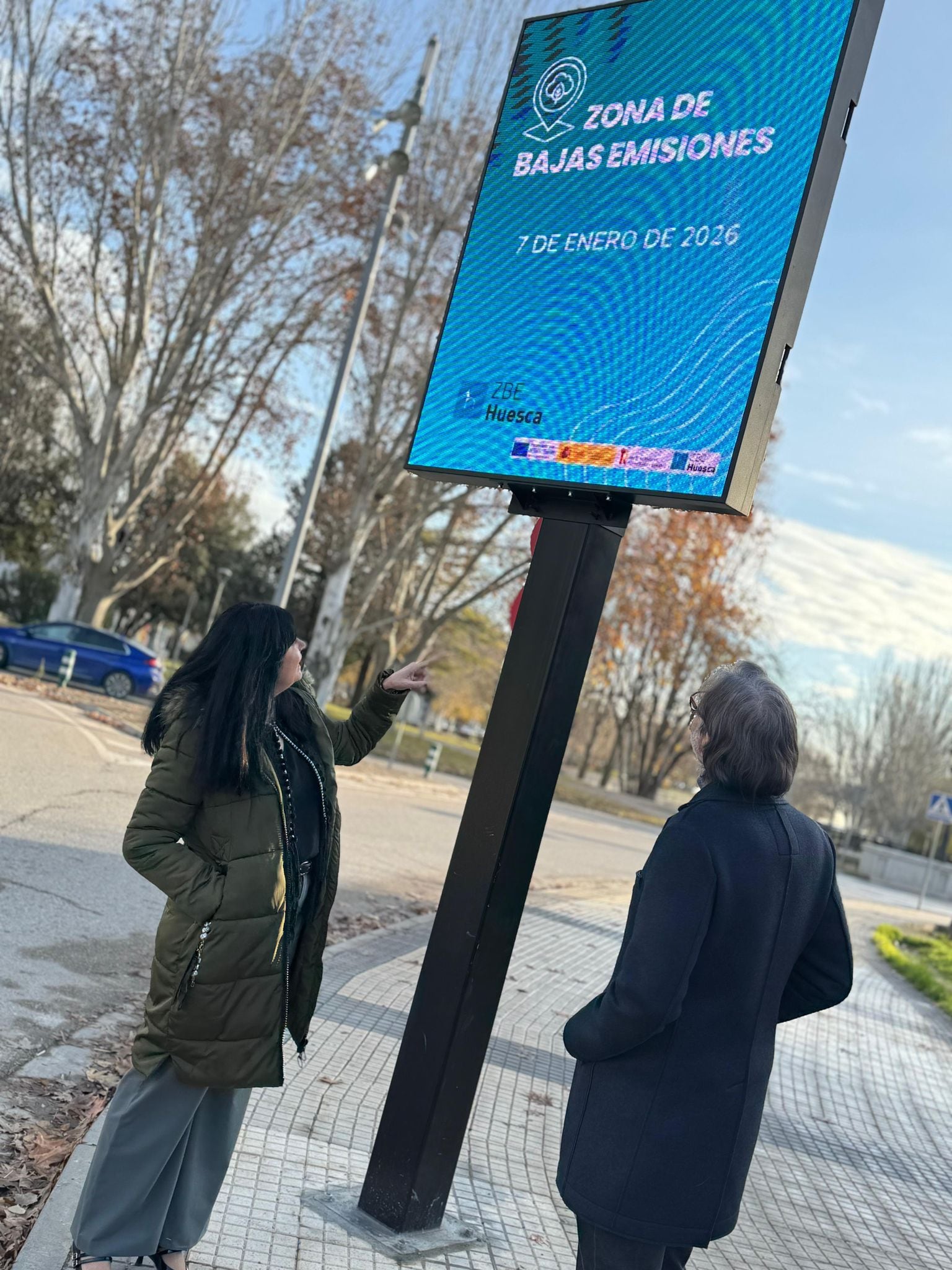 Orduna y Rodríguez ante una de las pantallas informativas