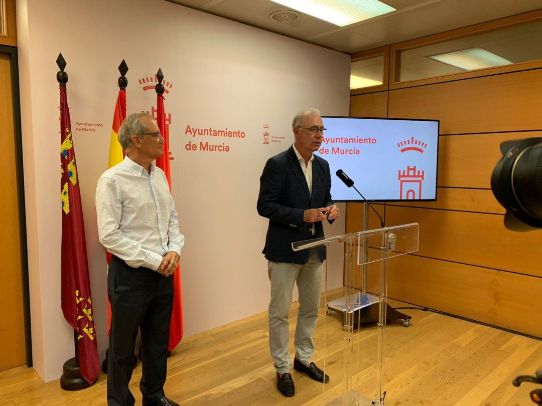 El concejal de Desarrollo Sostenible del Ayuntamiento de Murcia, Antonio Navarro, durante la firma del convenio con la Asociación de Aparcamientos de la ciudad