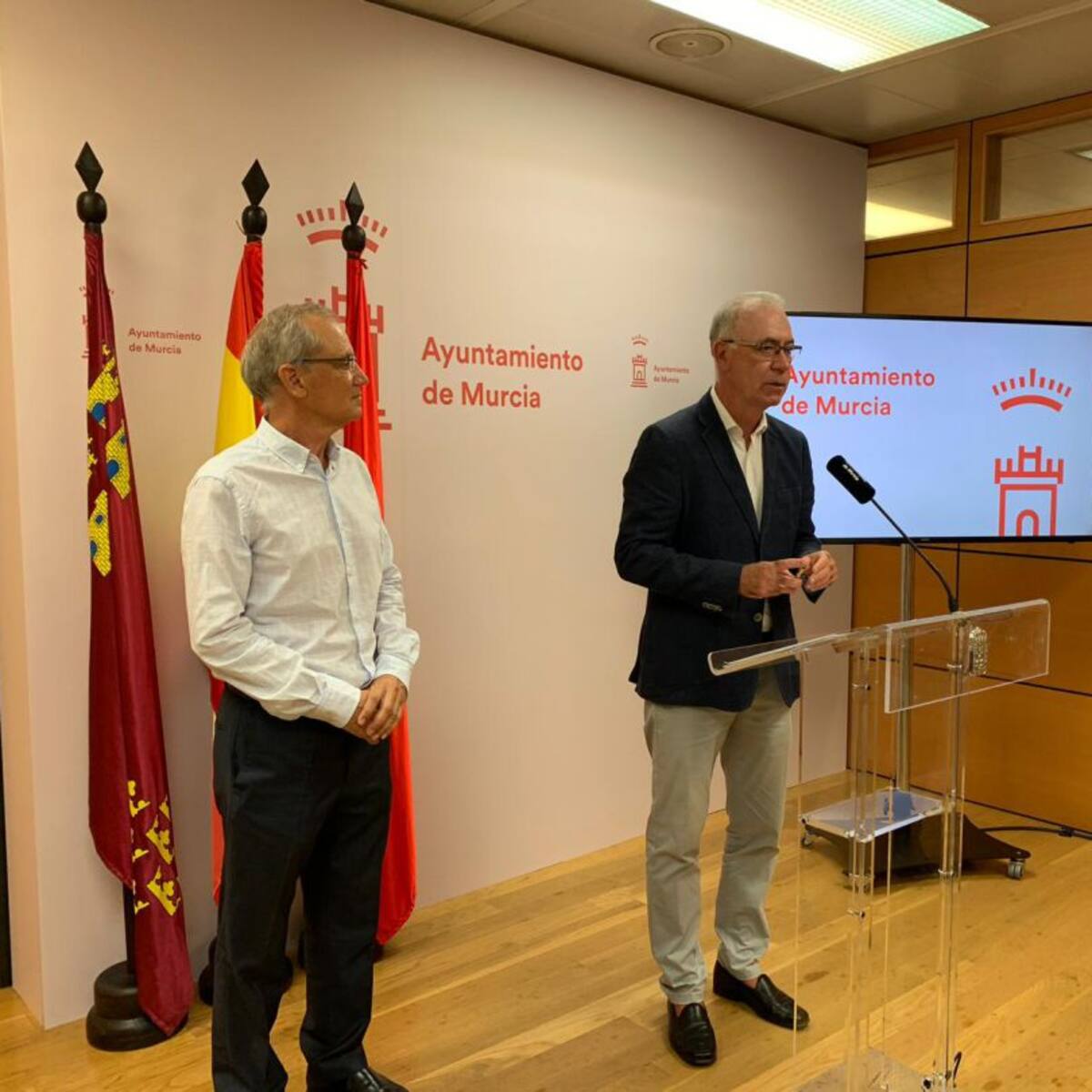 Los coches eléctricos podrán aparcar gratis durante una hora en los parkings públicos de Murcia