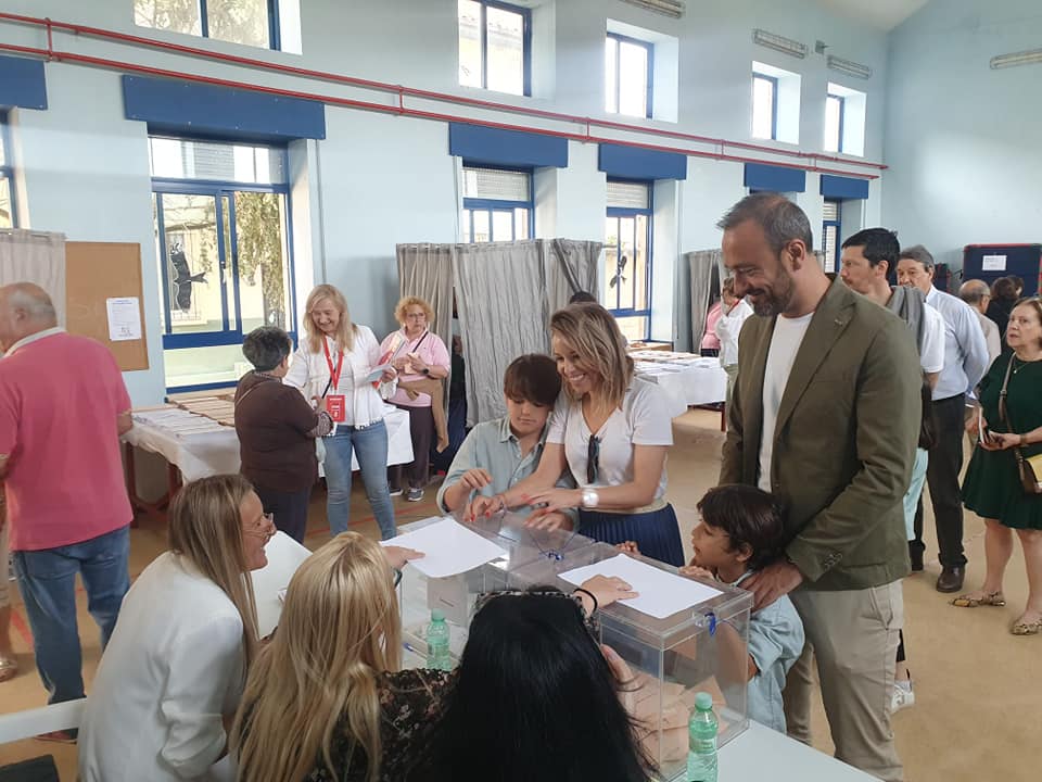 Javier López Estrada ejerciendo su derecho al voto en Torrelavega.