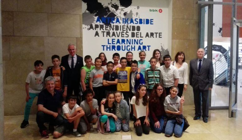 Juan Ignacio Vidarte, director general del Museo Guggenheim, y Gorka Martínez, director de la Fundación BBK, junto a los niños de uno de los colegios participantes.