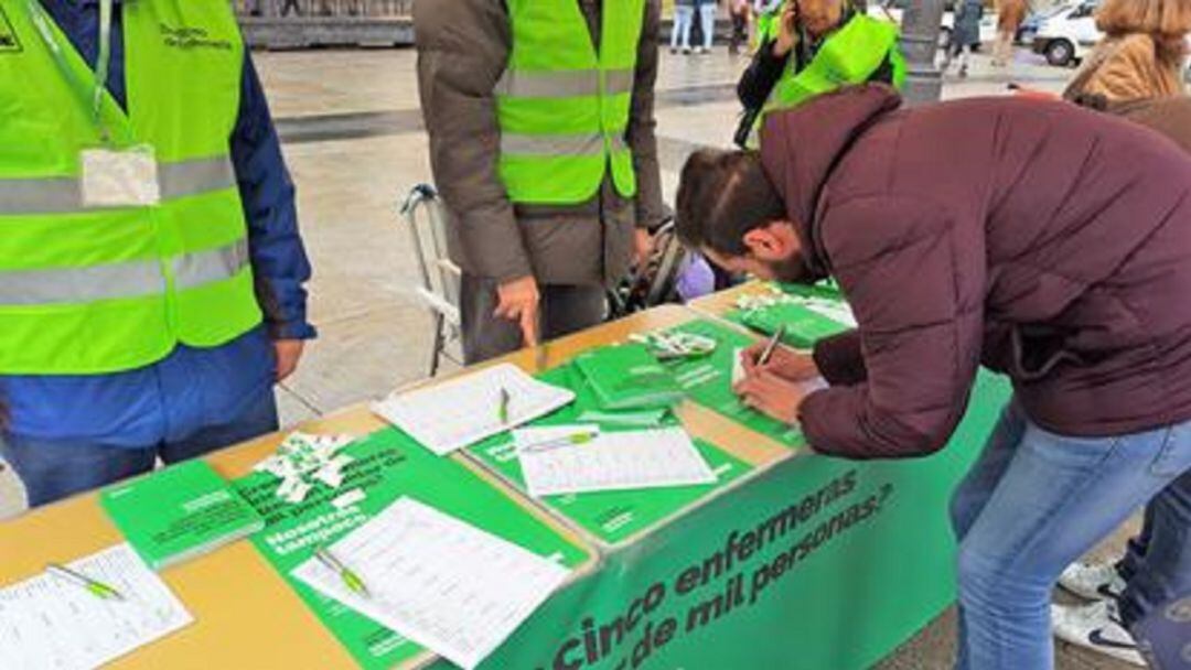 Mesa de recogida de firmas del sindicato de enfermería