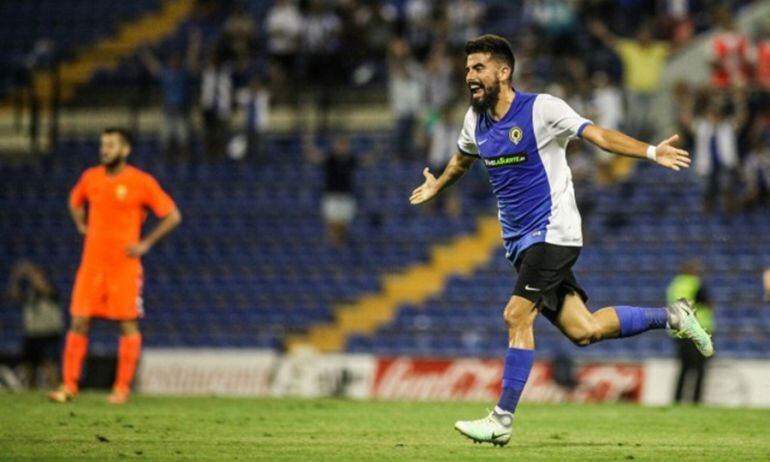 José Gaspar, jugador del Hércules CF, celebra el gol marcado al Llagostera