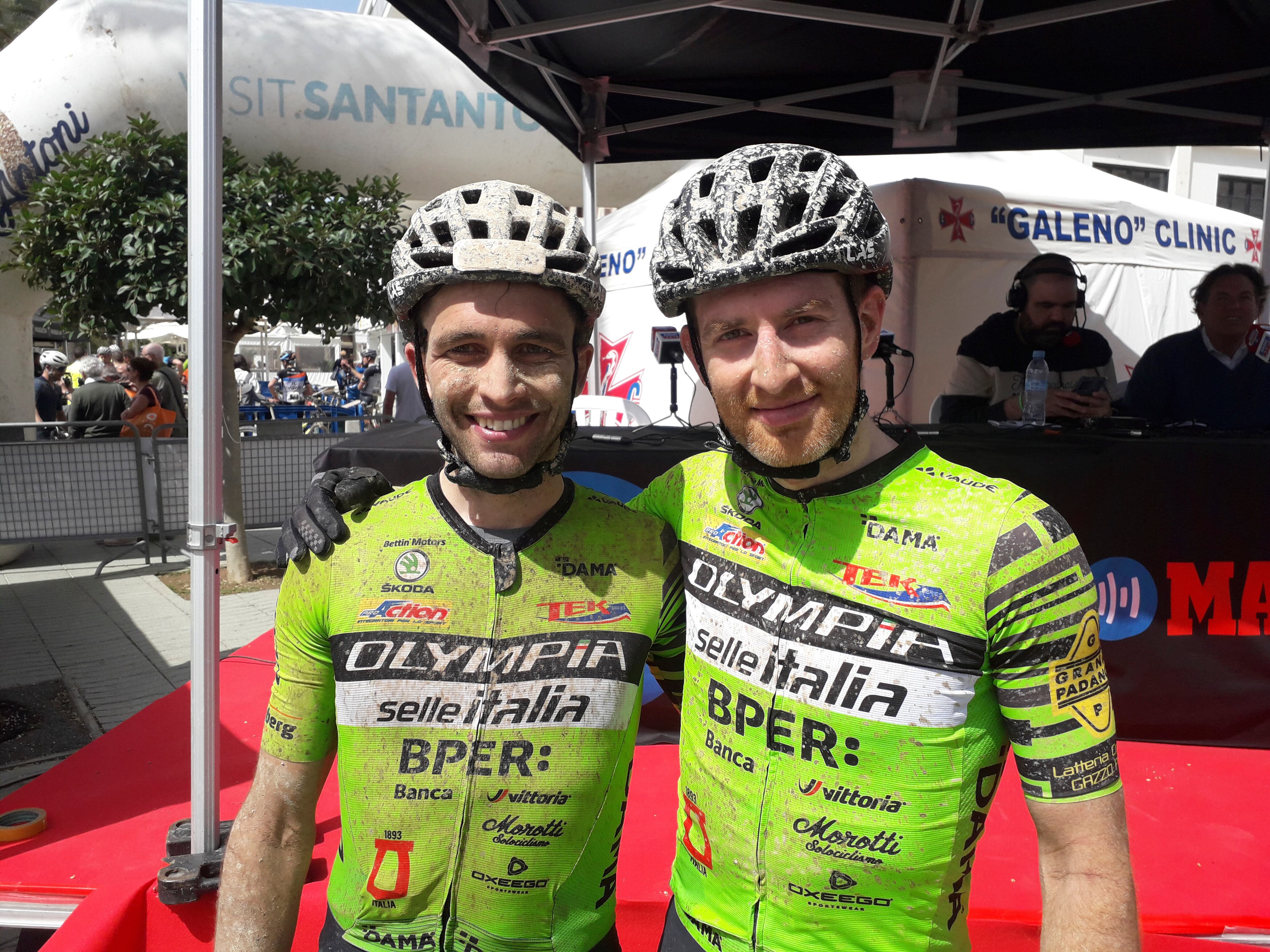 GRAF1011. IBIZA (ISLAS BALEARES), 15/04/2022.- La pareja italiana formada por Andrea Righettini (i) y Stefano Dal Grande (Olympia Factory Team) son los primeros líderes de la XXI edición de la Vuelta a Ibiza Scott By Shimano en BTT tras una demostración en la jornada inaugural que les permitió llegar juntos tras completar los 65 kms entre la ciudad de Ibiza y Sant Antoni de Portmany, recorrido con un desnivel de 1.650 metros. EFE/ Carlos De Torres