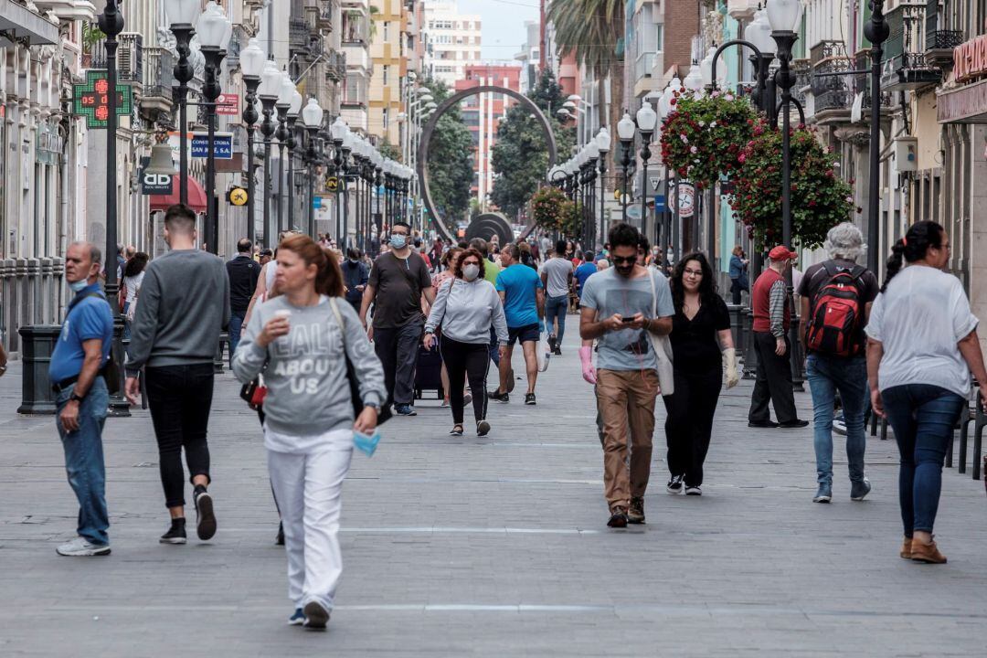 Varias personas pasean por la calle Mayor de Triana, en la capital grancanaria, en la Fase 1 de la desescalada en que está autorizada la apertura del pequeño comercio con restricción de aforo.
