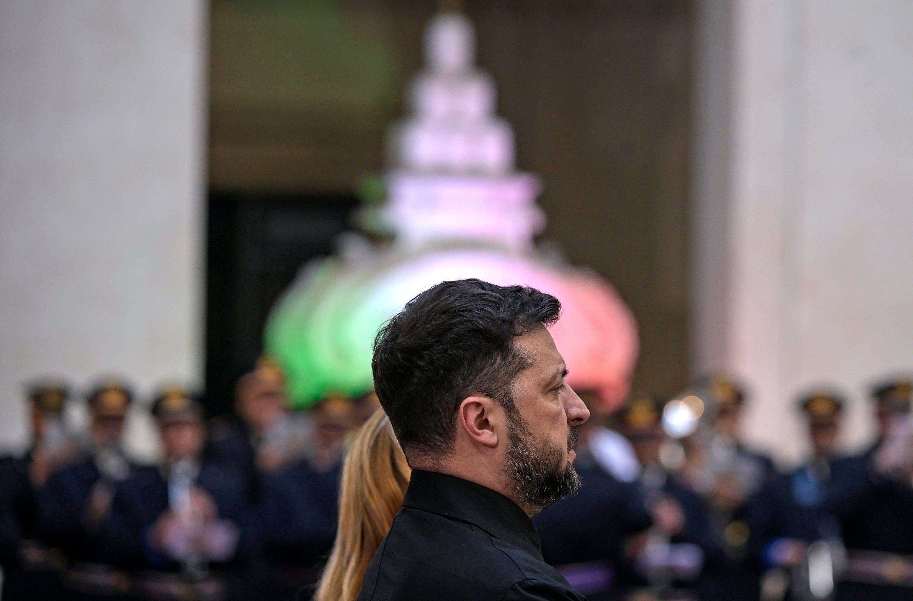 El presidente ucraniano Volodymyr Zelensky (derecha) y la primera ministra italiana Giorgia Meloni asisten al Palazzo Chigi en Roma, Italia, el 9 de diciembre de 2025.