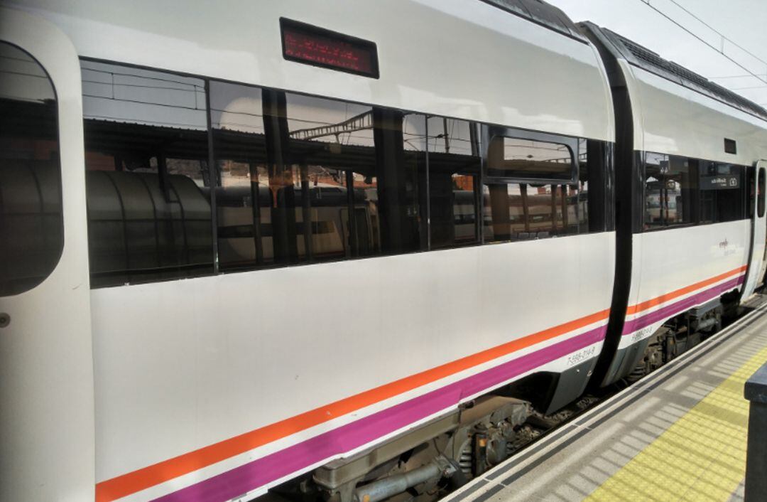 Uno de los convoyes extremeños parado en la estación