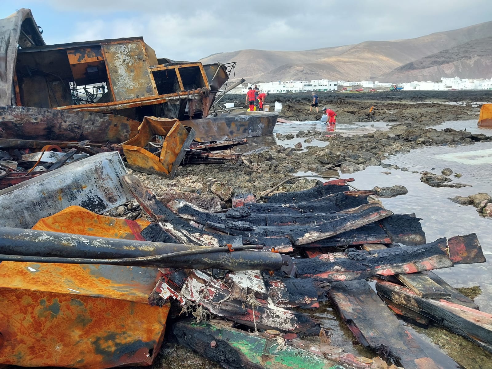 Residuos del atunero encallado en el norte de Lanzarote.