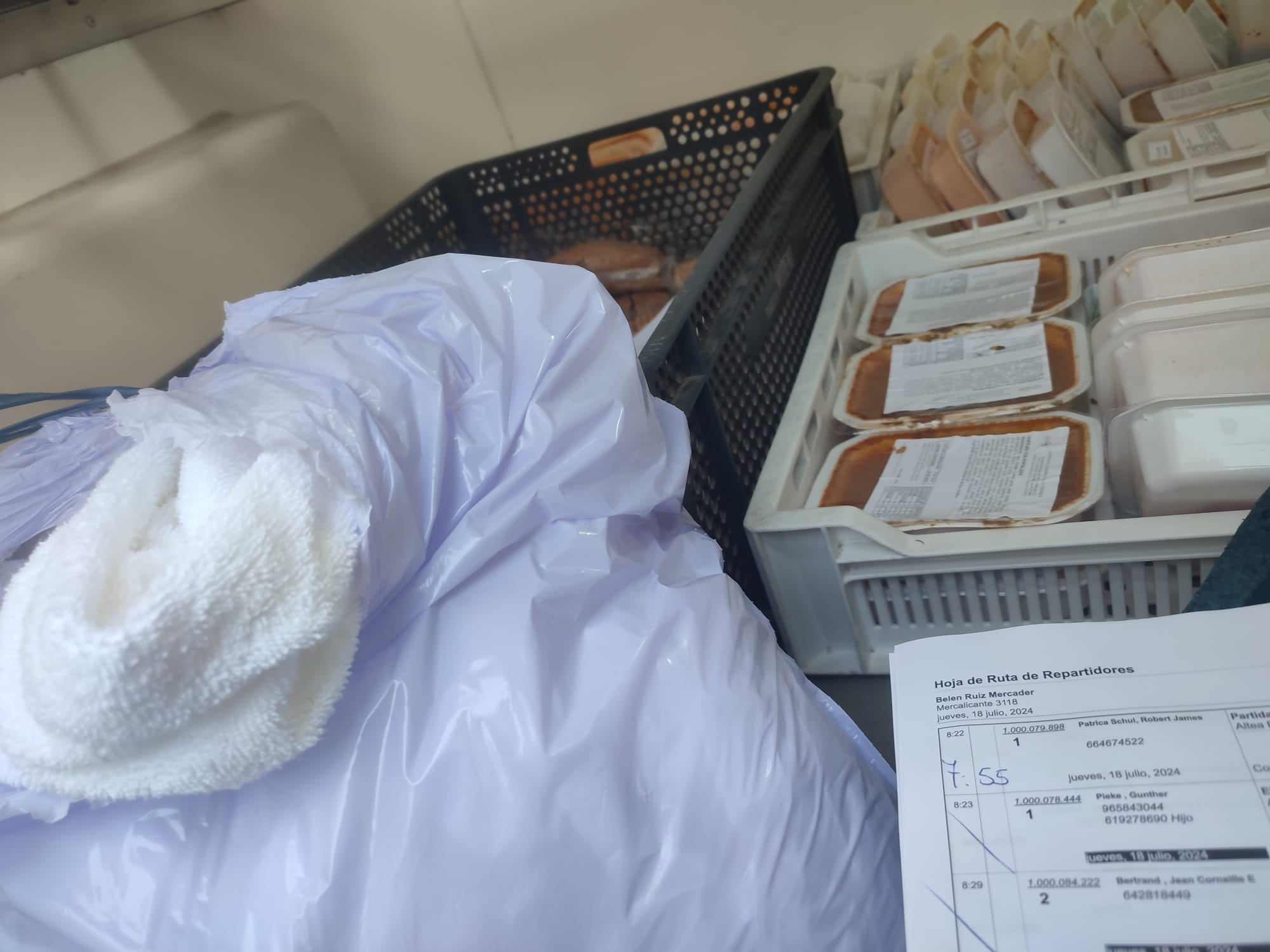 Resto de ropa sucia recogida en casas de personas mayores se mezclan con la comida que se lleva a los distintos usuarios del servicio