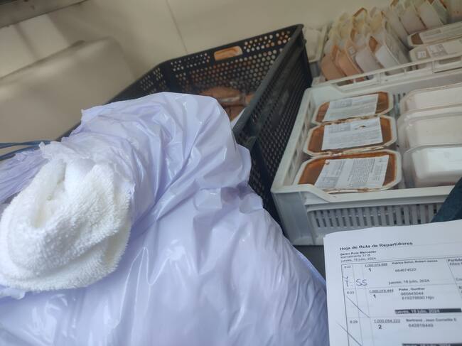 Resto de ropa sucia recogida en casas de personas mayores se mezclan con la comida que se lleva a los distintos usuarios del servicio