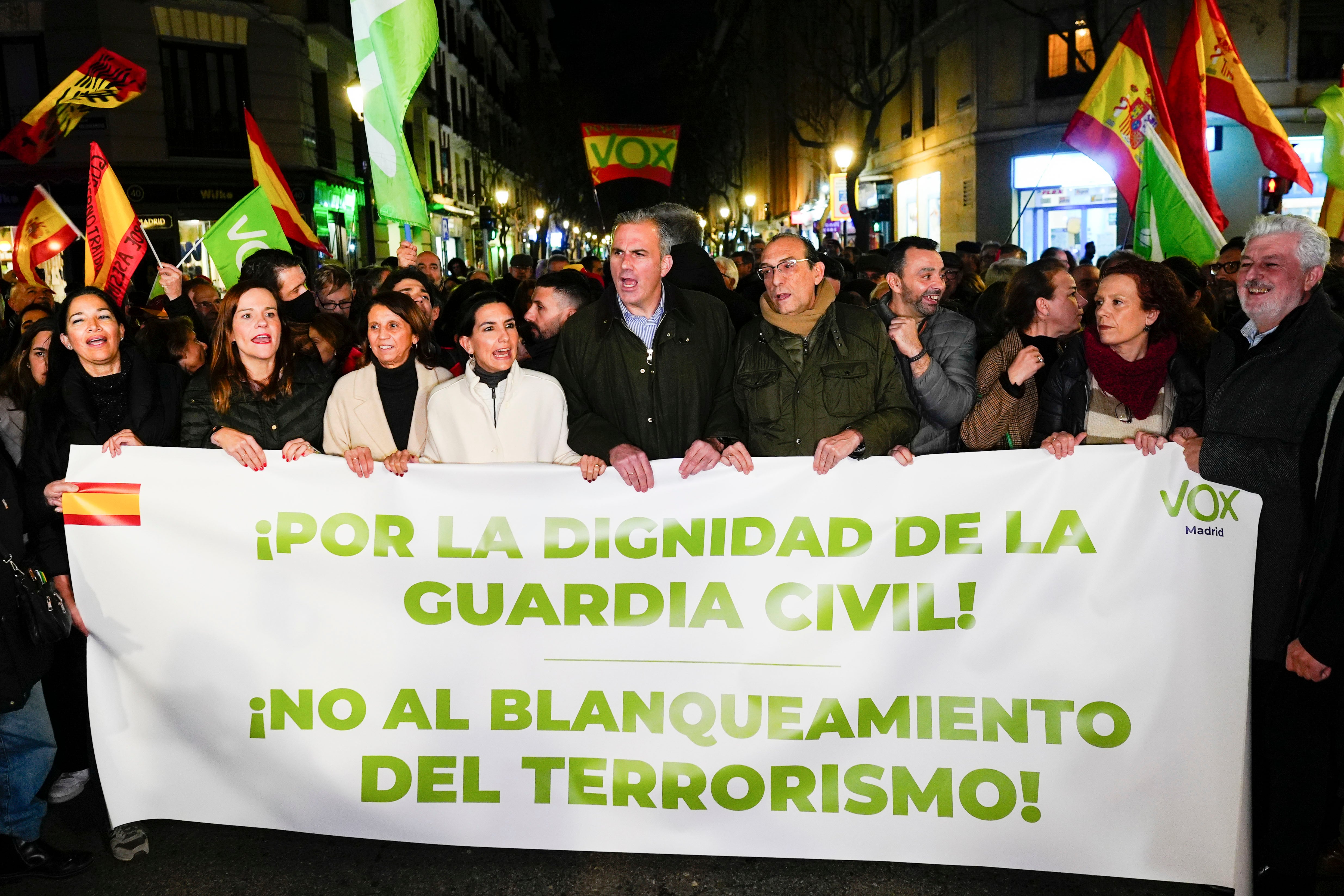 El portavoz de Vox en el Ayuntamiento de Madrid, Javier Ortega Smith, y la diputada Rocío Monasterio, durante la concentración con motivo del estreno de la obra de teatro Altsasu