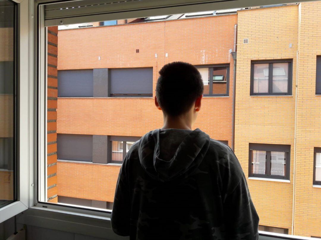 Niño en casa confinado por el COVID-19.