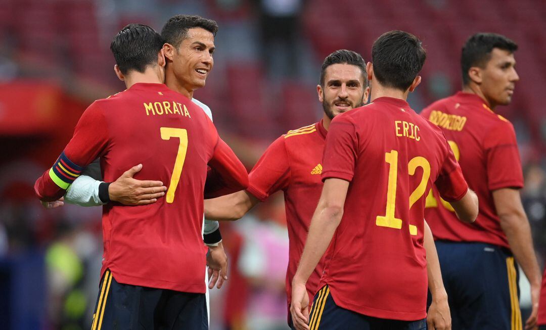 Algunos jugadores de la Selección saludan a Cristiano Ronaldo tras el amistoso entre España y Portugal