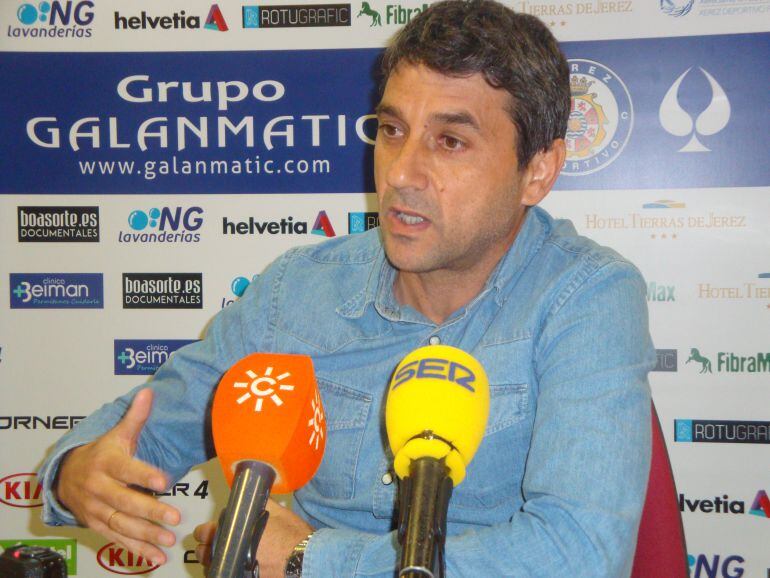 Pepe Masegosa durante la rueda de prensa en Chapín