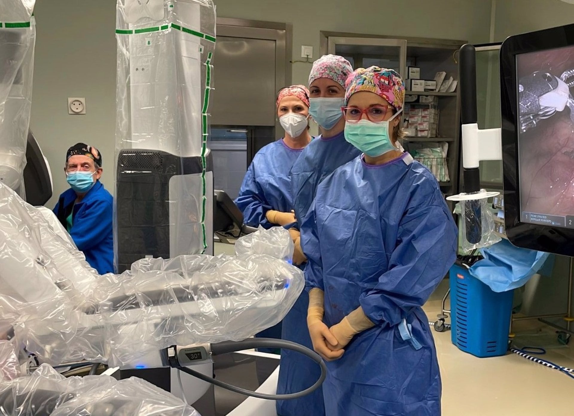 20/04/2025 El centro hospitalario tiene previsto realizar más de 300 operaciones durante 2025 con este sistema quirúrgico mínimamente invasivos.
El Hospital General Universitario Reina Sofía de Murcia ha alcanzado las 1.000 intervenciones realizadas mediante cirugía robótica con el sistema robótico DaVinci en las especialidades de Cirugía General y del Aparato Digestivo, Urología y Ginecología.
ESPAÑA EUROPA MURCIA SALUD
CARM