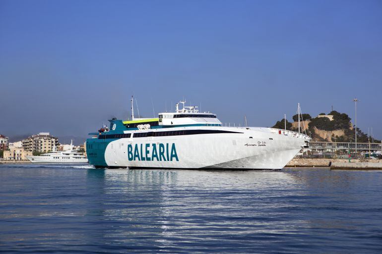 El fast ferry Ramón Llull saliendo del puerto de Dénia.