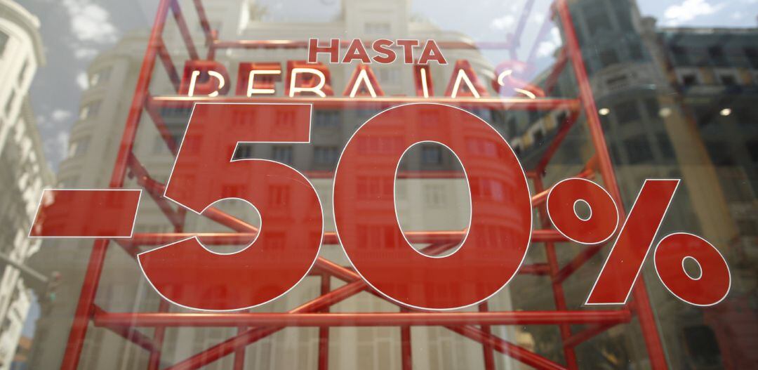 Escaparate de una tienda con rebajas de hasta el 50%