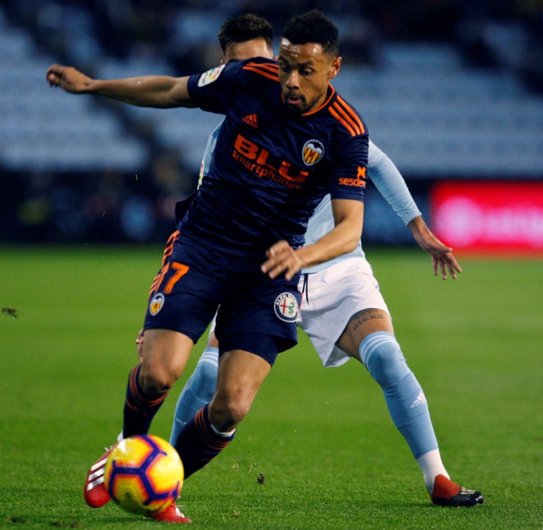 GRAF1526. VIGO, El centrocampista francés del Valencia CF Francis Coquelin (delante) se escapa de Brais Méndez, del Celta de Vigo, en el partido de la jornada 20ª de Liga en Primera División que se juega esta noche en el estadio de Balaídos, en Vigo. EFE. Salvador Sas