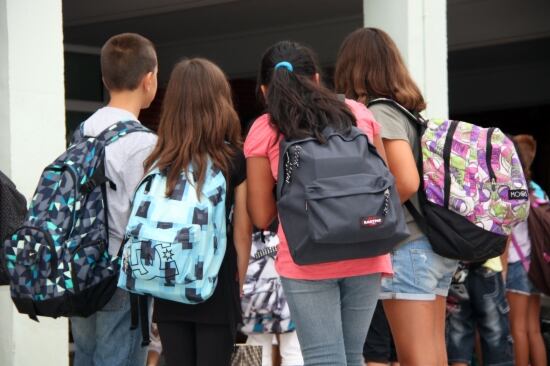 Un grup de nens a punt d'entrar a classe, l'inici del curs 2011-2012