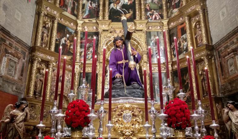 El Cristo de Las Tres Caídas presidiendo su altar de quinario en Santa Ana