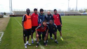 Almoez, Tariq, Ferrando, Ahmad (fisioterapeuta) y Sultán (de pie) junto a Bido y Madibo.