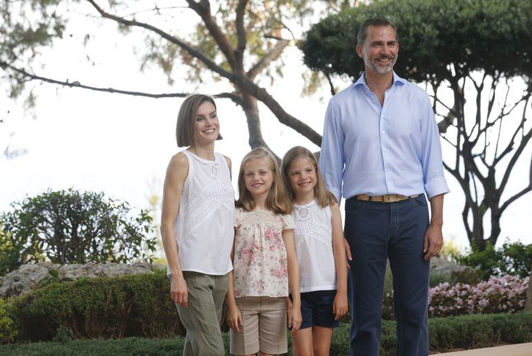Don Felipe y Doña Letizia, junto a sus hijas, en los jardines del Palacio de Marivent