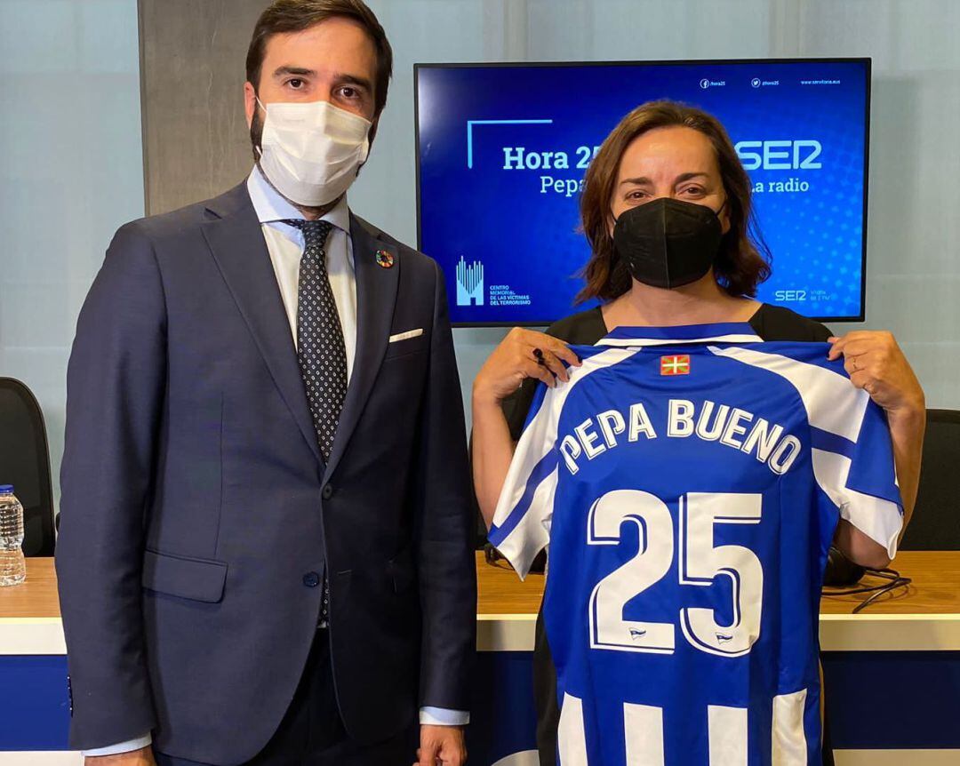 Javier Hurtado junto a Pepa Bueno con la camiseta del Deportivo Alavés