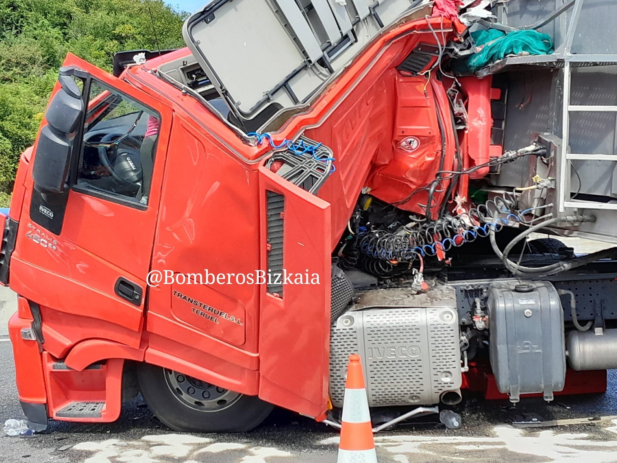 La cabina de uno de los camiones ha quedado aplastada tras el impacto. @BomberosBizkaia