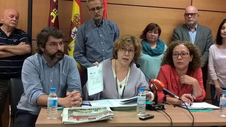 Los concejales de Ahora Murcia durante la rueda de prensa (de izquierda a derecha): Miguel Ángel Alzamora, Ángeles Moreno Micol y Alicia Morales