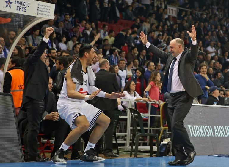 Pablo Laso y el jugador Gustavo Ayon celebran su victoria ante Anadolu Efes