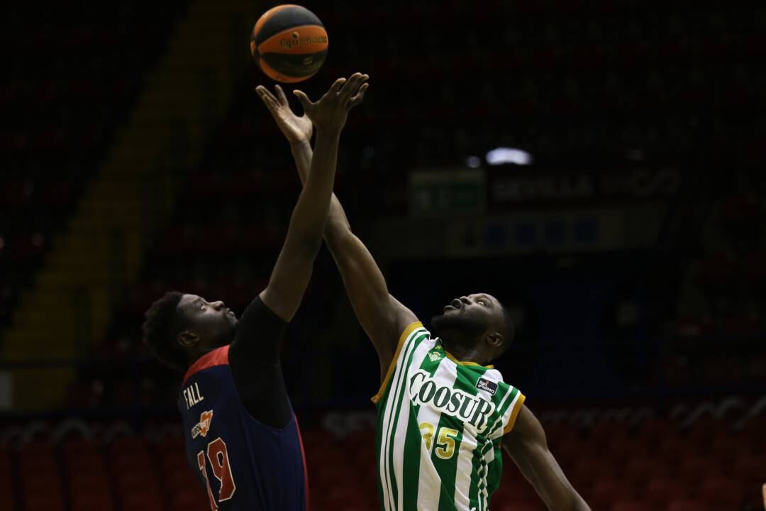 Salto inicial del partido.