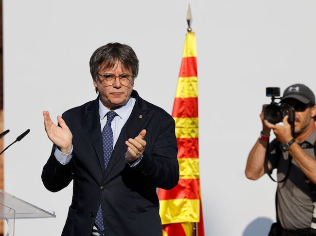 El expresidente catalán Carles Puigdemont interviene en el acto de bienvenida para el que miles de independentistas se congregan en el paseo Lluís Companys de Barcelona, junto al Parlamentantes.